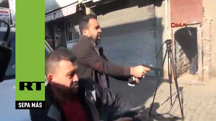 ActualidadRT's tweet photo. FUERTES IMÁGENES: Matan a un famoso abogado opositor de Erdogan frente a periodistas https://t.co/6p4f8kVN6Y https://t.co/YLzt7kqaS9