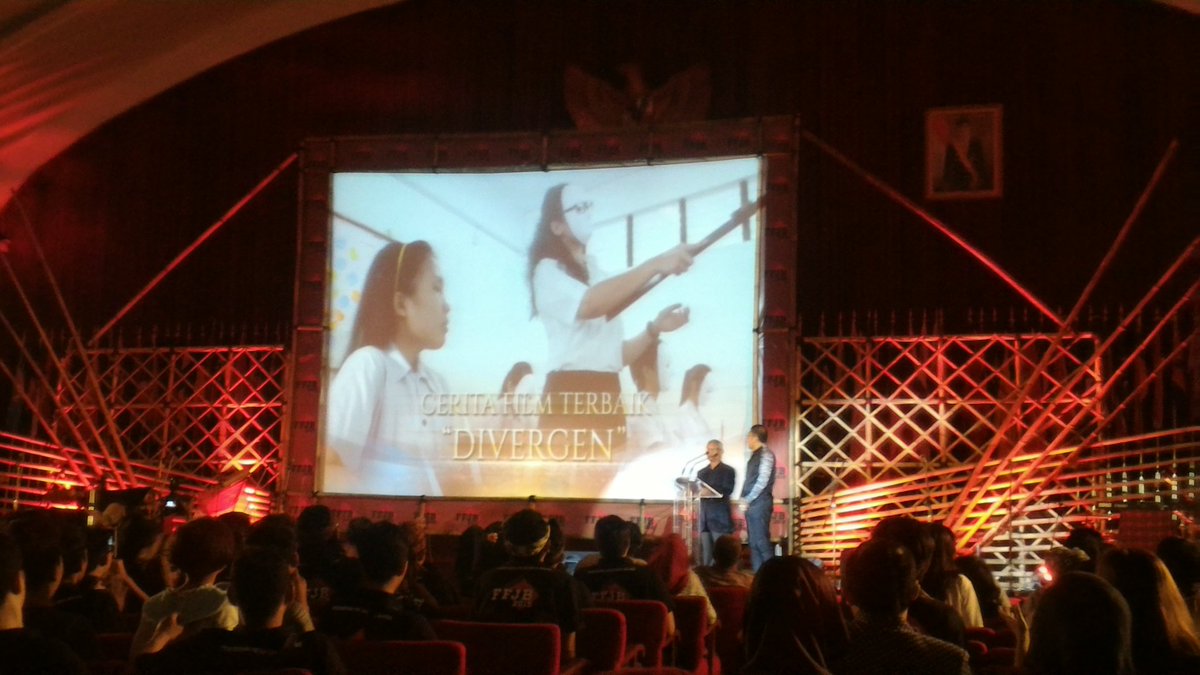 FestFilmJabar's tweet photo. Film Divergen dari Bekasi memenangkan Ide Cerita Terbaik #FFJB2015 https://t.co/L9tE9LuTgH