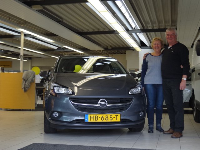 Meneer en mevrouw Iedema gaan genieten van hun nieuwe #Opel #Corsa.