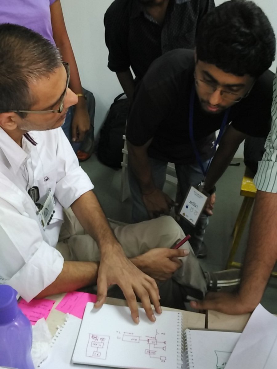 makersasylum's tweet photo. @anool helping out the participants with the digital design #AsylumHack https://t.co/iJJfgjGOiV