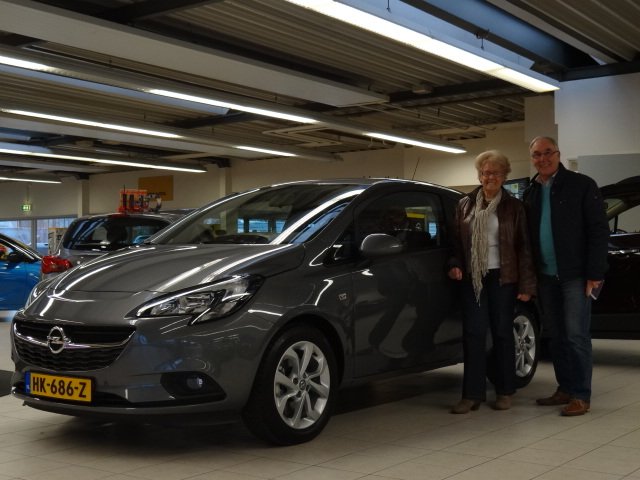 Meneer en mevrouw Bus gaan genieten van hun nieuwe #Opel #Corsa.