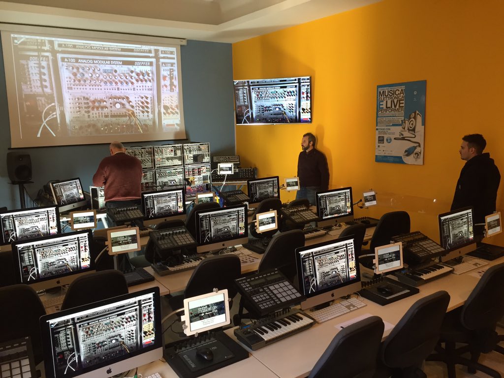 nutacademy's tweet image. Ci siamo ... #modularday #nutacademy #synth  #analog #system #napoli #producer #empro #workshop @FunkyJunkItaly