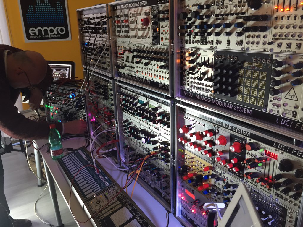 nutacademy's tweet image. Ci siamo ... #modularday #nutacademy #synth  #analog #system #napoli #producer #empro #workshop @FunkyJunkItaly