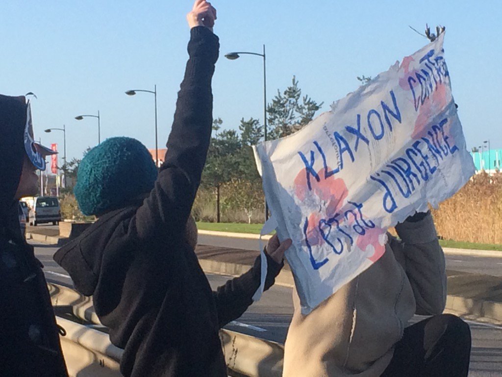 MSLC21's tweet photo. klaxonne contre l'état d'urgence #MSLC21 #NDDL #COP21Paris https://t.co/nRvsGBW9sK