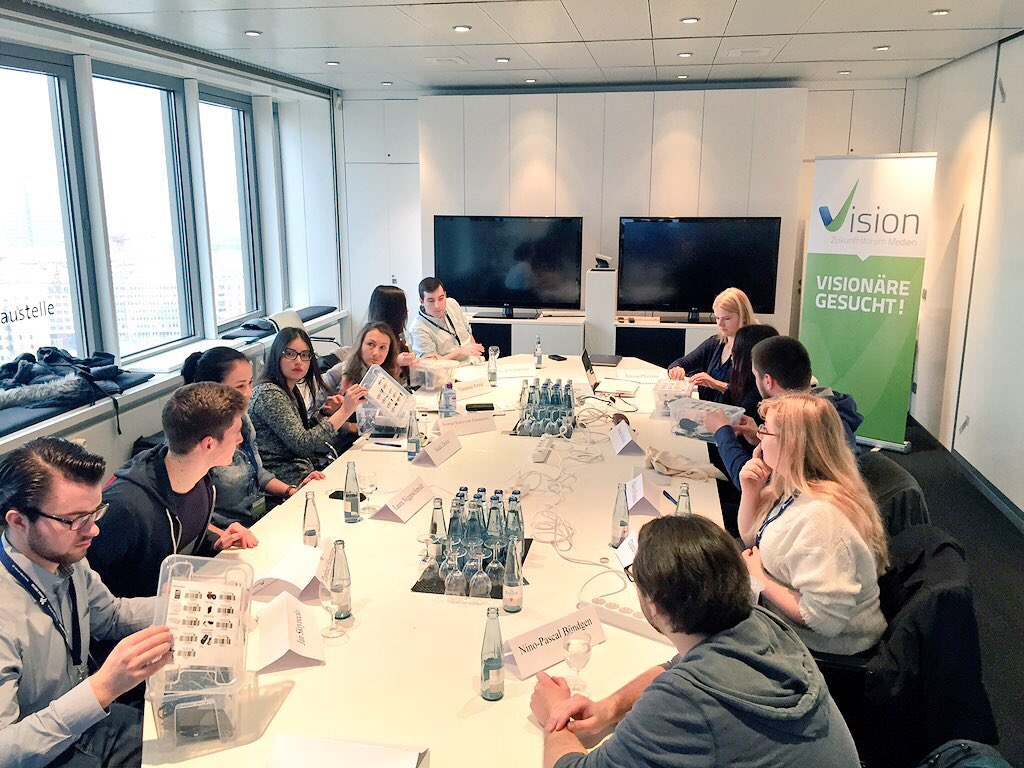_DerSeeberger's tweet photo. Bescherung! Bei #vision15 gibt's IPhones. Wenn auch nur für den ganztägigen Workshop "Mobile Reporting". https://t.co/DZLLnuelgd