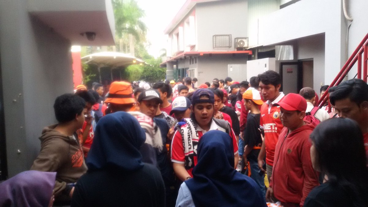 Fanboycrypto0x's tweet photo. Belom jam 18.00 udh banyak, jadi terpaksa kami buka lebih awal. Silakan yg mau merapat. #Persija87th #PersijaDay https://t.co/DPKDFoUo9a