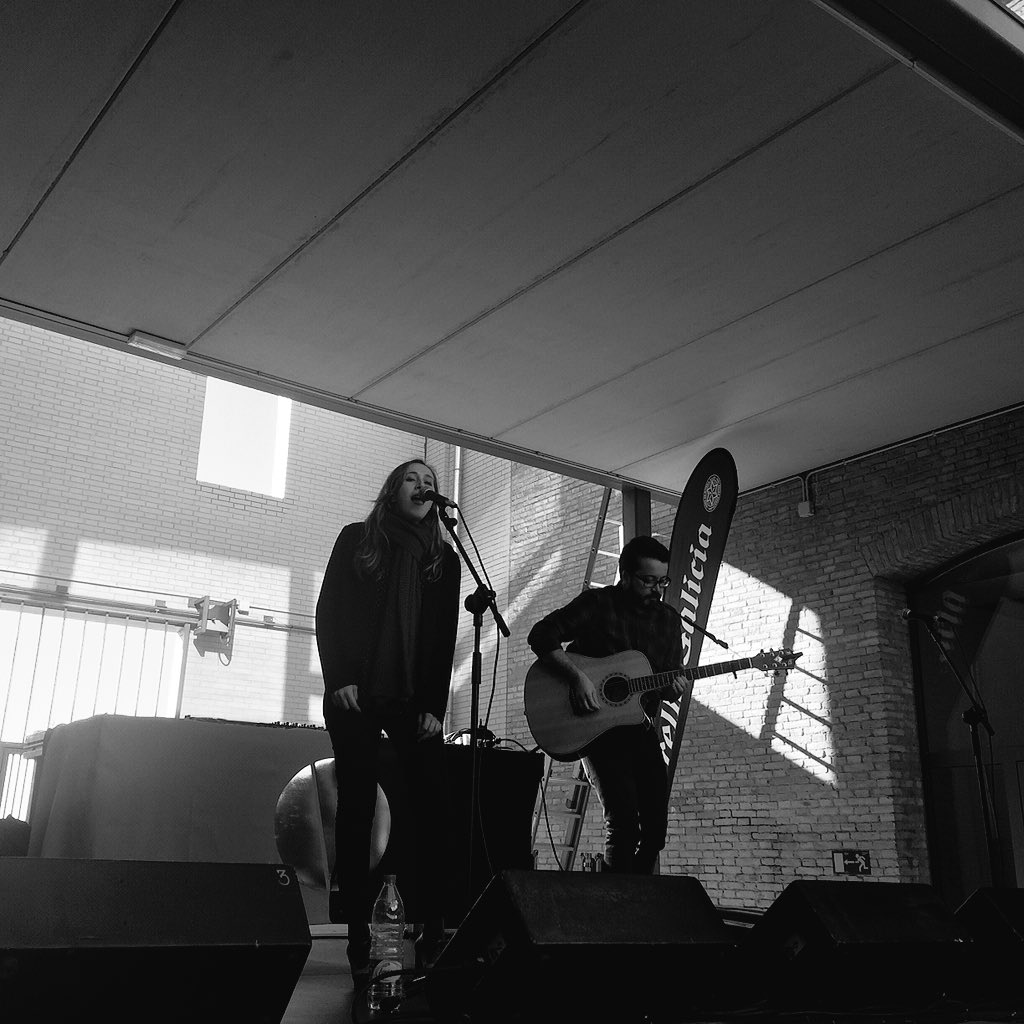 gramoladekeith's tweet photo. Empieza la jornada en el @SheisTheFest con los valencianos @MeridianRespons #STF2015 https://t.co/QQZM0NYBR2