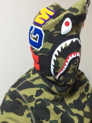 pretty_butt125's tweet photo. 兄さんの着てたパーカーは"A BATHING APE(ア ベイシング エイプ) 15AW 1ST CAMO SHARK FULL ZIP HOODIE" 前のジッパーを閉じると結構な怪しさwww #JUN_K #EVELEST https://t.co/oc1GurVOsR