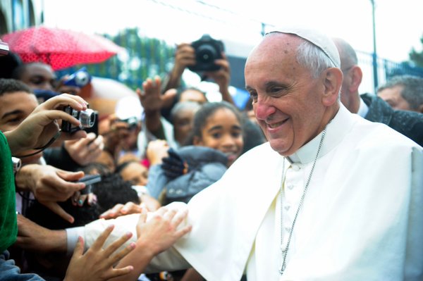 Arguments's tweet photo. "Que como los mártires, opongamos el amor al odio, y así irradiar el esplendor del Evangelio", #PapaenUganda https://t.co/XqOJkn8ukC