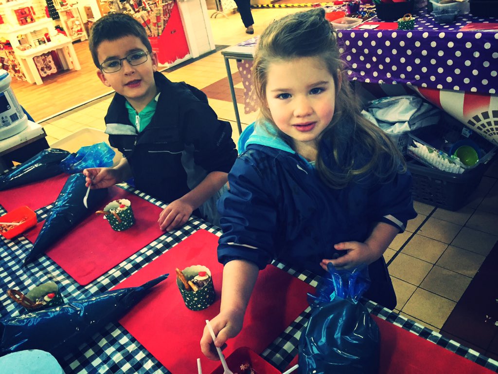 HitsSWalesNews's tweet photo. Festive Fun Day here @swanseamrkt #facepainting #freemincepie #ChristmasDecorating #findrudolf #WINaTurkey π
π» https://t.co/WntCNlLTcQ