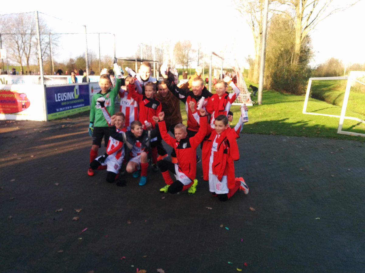 berryprinsen's tweet image. @ijvvdenuithoek  E1 kampioen van #hoofdklasse! Spelers en trainers gefeliciteerd met deze bijzonder goede prestatie!