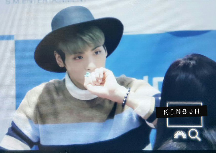 dearmyking's tweet photo. 151128 종각 영풍문고 팬사인회 - 😍😍😍
#종현 #jonghyun https://t.co/nTgnL7bdao