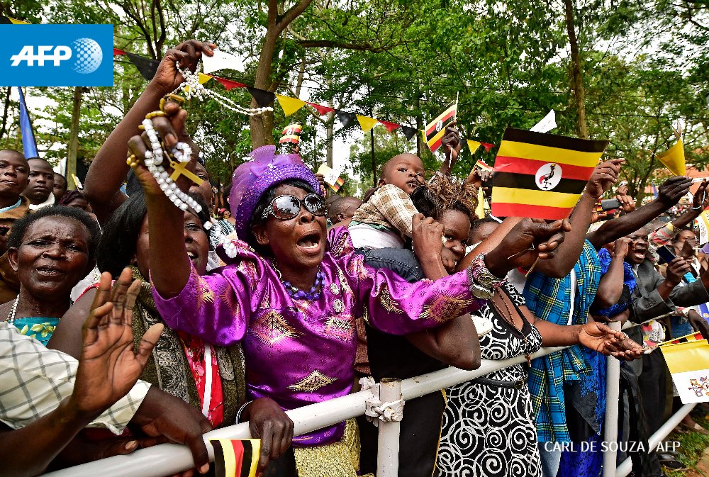afpfr's tweet photo. Voyage du pape François en Afrique : accueil très chaleureux en Ouganda. Photo de @CarldeSouza1 #AFP https://t.co/824D6sYTdS