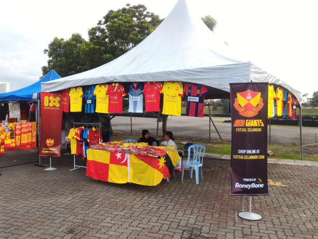 FutsalSelangor's tweet photo. Dapatkan jersi pasukan Futsal Selangor hari ini di perkarangan Stadium Shah Alam dengan harga RM70. Kuantiti terhad. https://t.co/e1mvsBPNgK