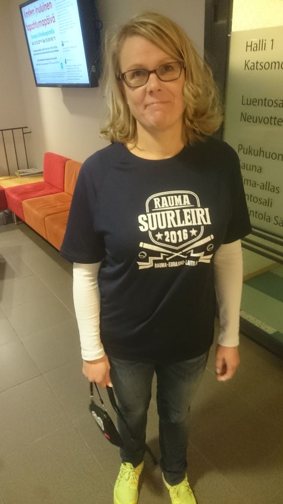 FeraRauma's tweet photo. Kyllä porilainenkin tietää missä pelataan kesällä. Tuore @pesapallo johtokunnan jäsen Maija Viljanen #Varala:ssa https://t.co/VKlwARadVd