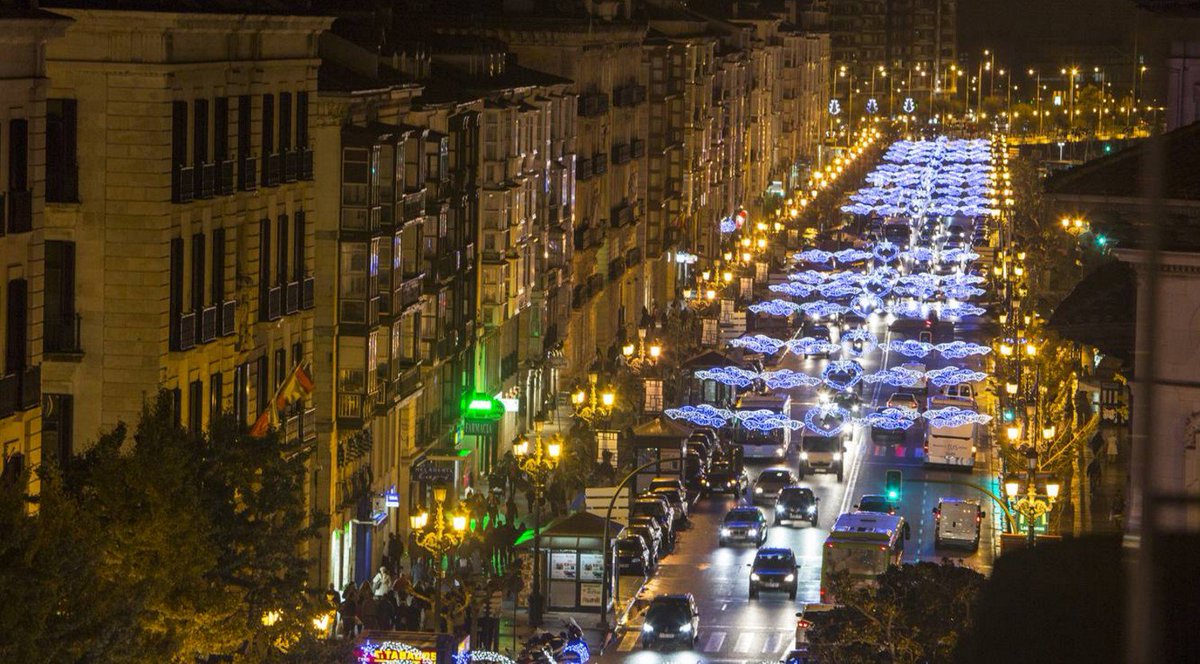 dmontanes's tweet photo. Así empezaron a brillar las luces de Navidad en #Santander https://t.co/q8GqnOGrgW https://t.co/kgXEcBDxTF