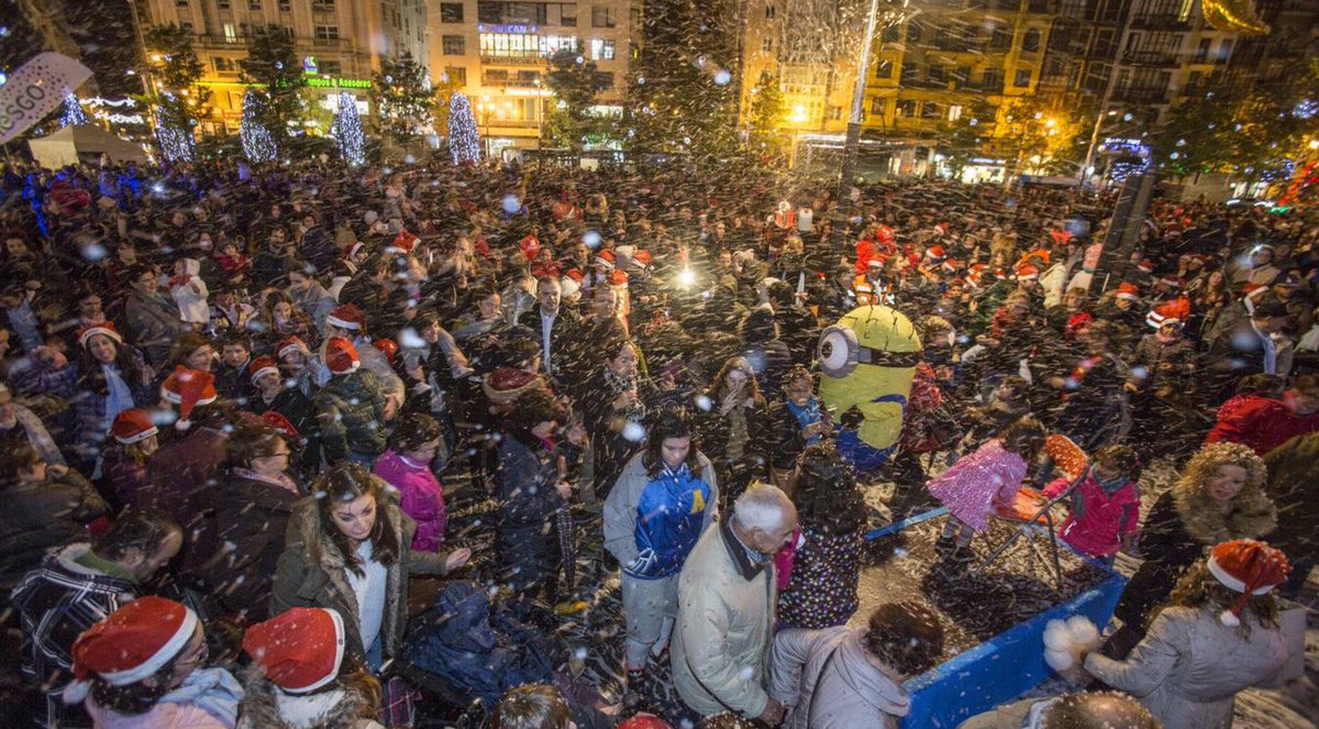 dmontanes's tweet photo. Así empezaron a brillar las luces de Navidad en #Santander https://t.co/q8GqnOGrgW https://t.co/kgXEcBDxTF