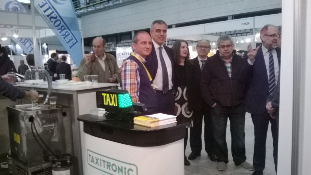 AMBtaxi's tweet photo. Autoritats visiten I comparteixen amb els expositors de FIRA TAXI2015. https://t.co/PHwosSWSGh