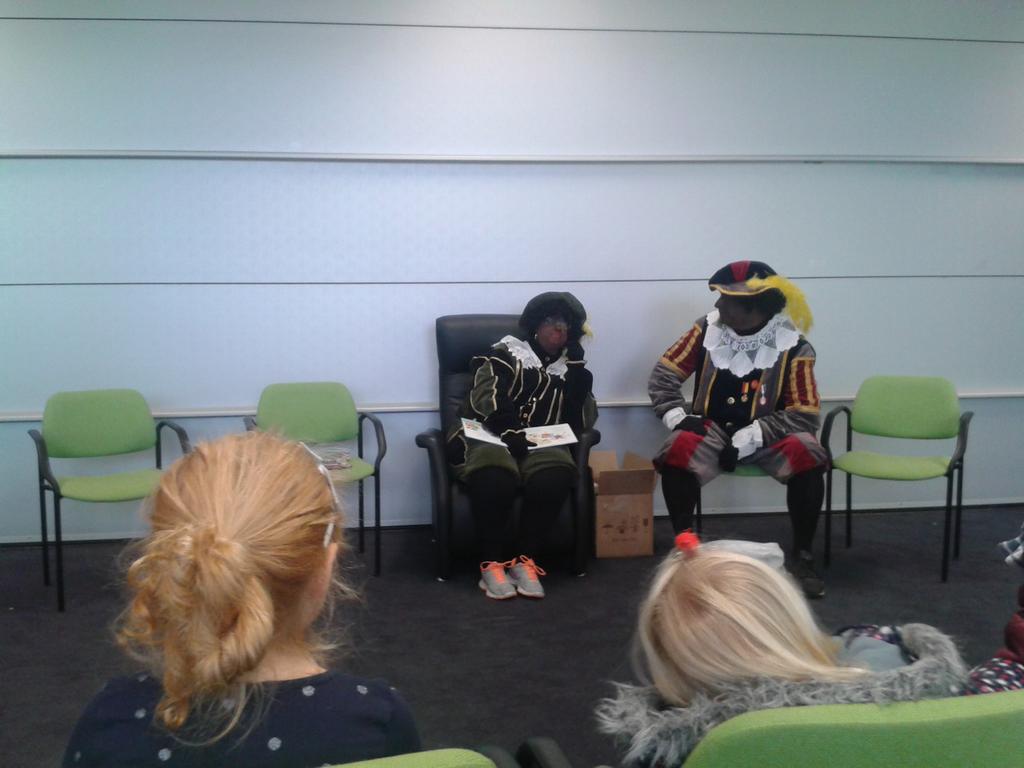 LaportPaul's tweet image. Voorleespieten en sinterklaas in #debieb #koekfabriek
