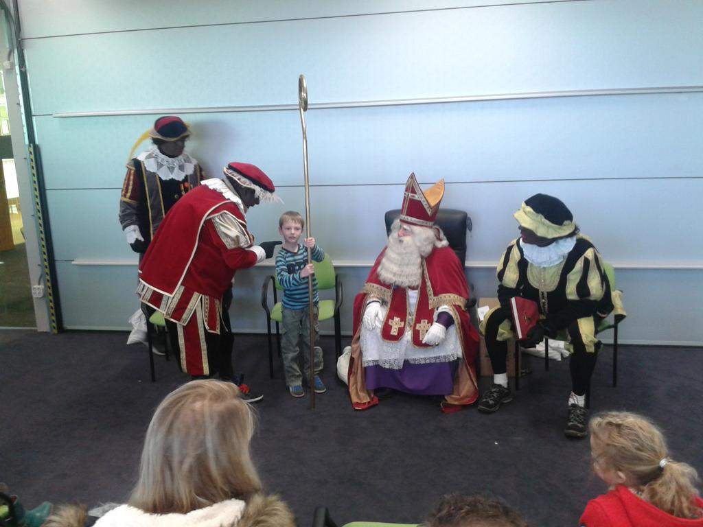 LaportPaul's tweet image. Voorleespieten en sinterklaas in #debieb #koekfabriek