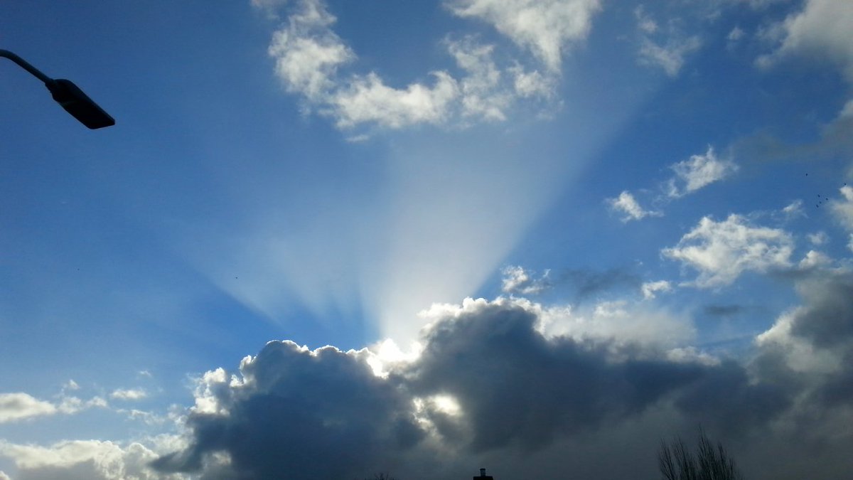 bramvanzantenn's tweet photo. #actueel #Weerbeeld #weerfoto vanuit midlum 10 min geleden fascinerend is dit toch ook #clouds #shadowrays https://t.co/pOaaev4Iyc