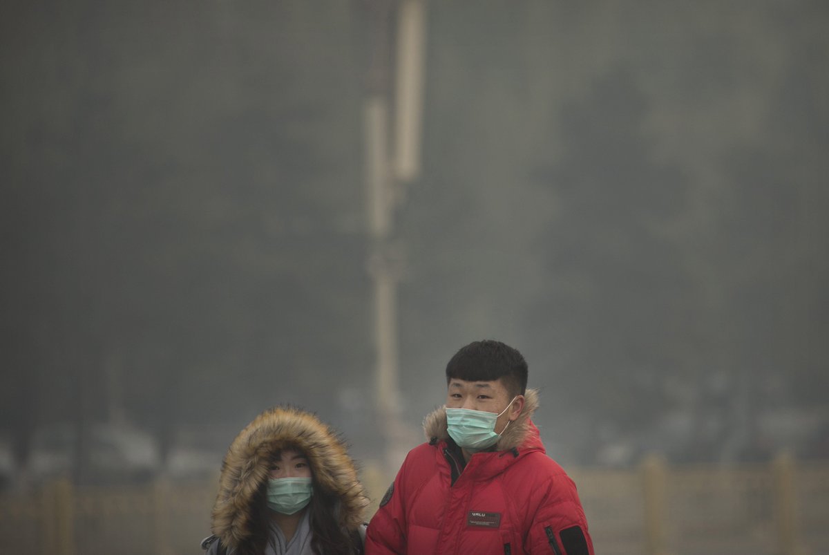 CP24's tweet photo. Beijing hit with severe air pollution that's expected to linger for days https://t.co/dRSaZAV2kQ https://t.co/4FLb5X1nWp