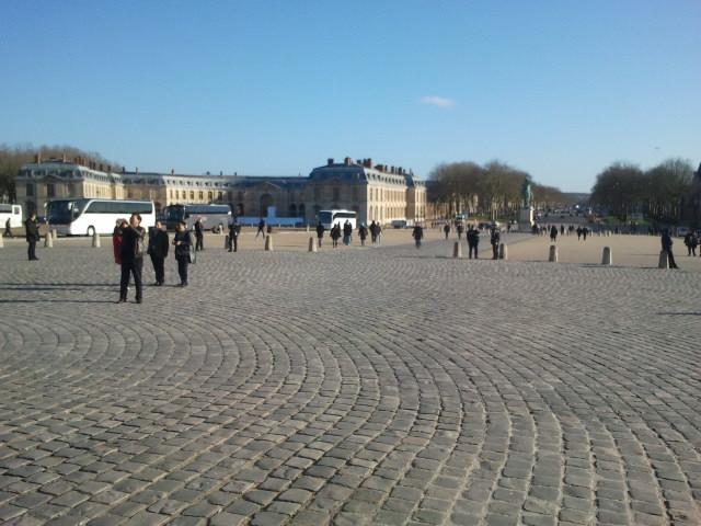 emanach's tweet photo. Devant les dorrures de château de Versailles, on attend tracteurs, cyclistes et marcheurs. Â suivre. #Mslc21 #Cop21 https://t.co/CCs3FPhros