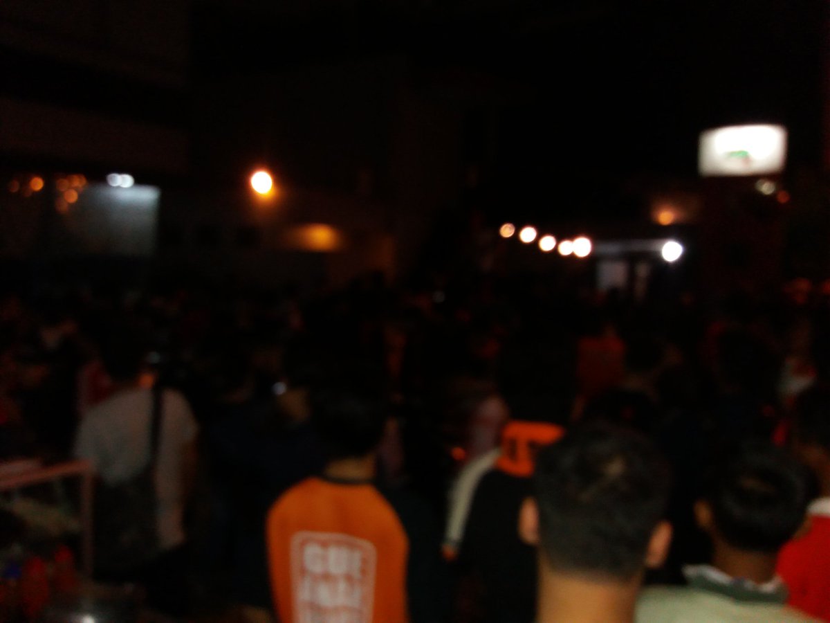 Warna_army's tweet photo. Padat sekali min sampe keluar jalanan, ada yang punya tiket lebih untuk berbagi hehe. @JakOnline https://t.co/hxuGJvqrew
