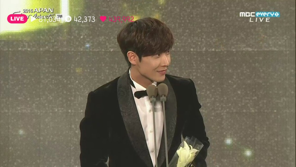 PrainTPC's tweet image. SBS드라마 '풍문으로 들었소'에서 만난 멋진 배우들과 함께 이 자리에 서게 되어 참 행복다는 이준.

APAN 스타 어워즈 장편드라마 부문 남자우수상 수상을 축하합니다!