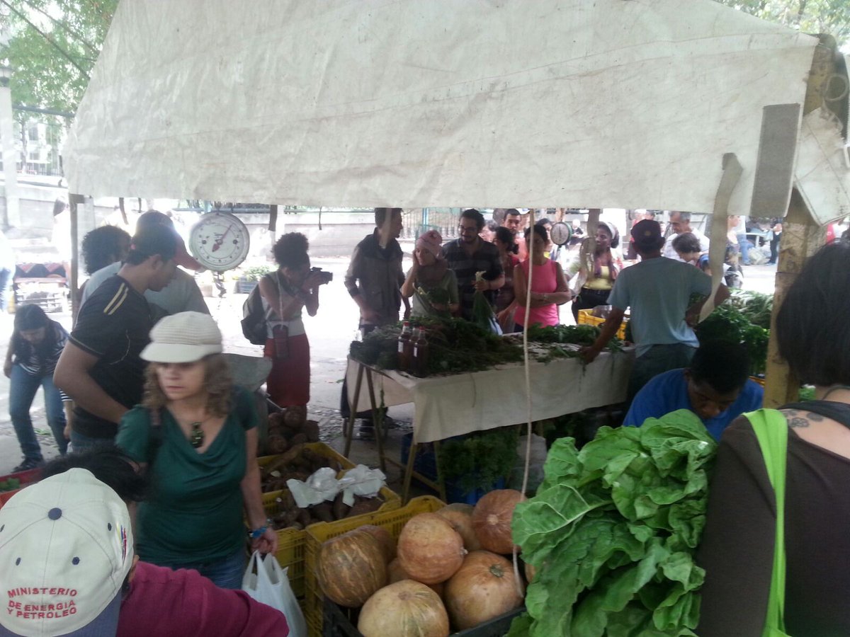 MinAgriculturaV's tweet photo. Voceros de la Gran @FeriaConuquera invitan a todos los caraqueños a que se acerquen al @Parqueloscaobos https://t.co/AKD3sEBDTG