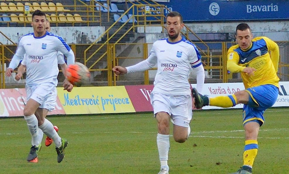 Nestorovski attempts a shot during the game