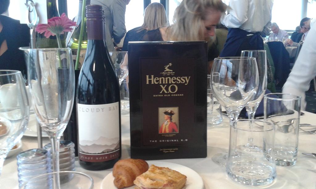 coe_alastair's tweet photo. Amazing start to #HennessyGoldCup day @LVMH @NewburyRacing @Coe_VictoriaB @Coe_LaurenB https://t.co/242rA9B2xz