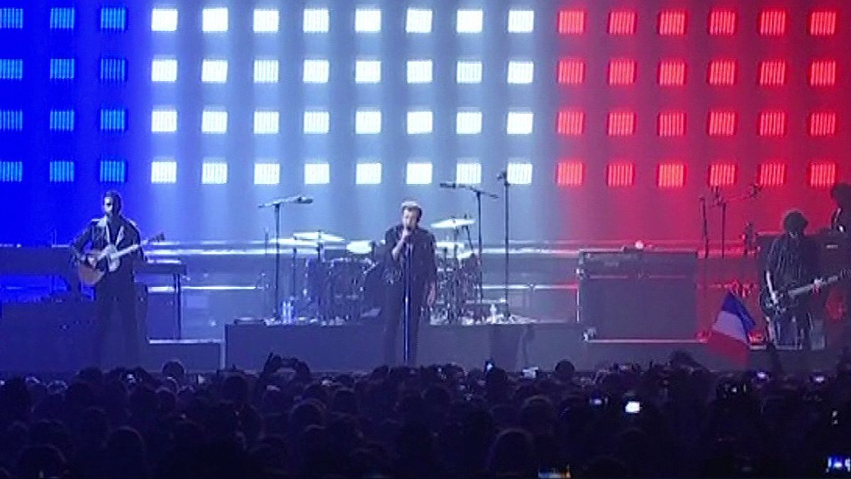 BFMTV_People's tweet photo. VIDEO - Attentats: Johnny Hallyday pavoise Bercy en bleu-blanc-rouge https://t.co/CRcRGfg30l https://t.co/rlnuwU5tnY