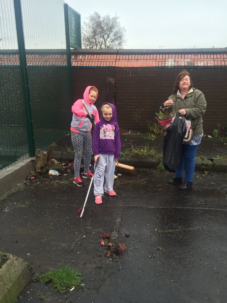 Falls_Residents's tweet photo. Out this morning along w/the Falls Youth Providers getting the garden /back path ready 4 a Christmas Surprise🎄🎄 https://t.co/lvFrTeFpCL
