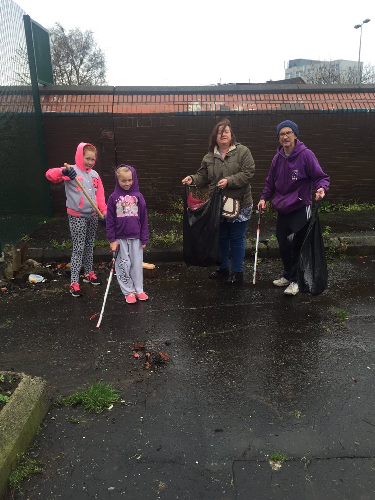Falls_Residents's tweet photo. Out this morning along w/the Falls Youth Providers getting the garden /back path ready 4 a Christmas Surprise🎄🎄 https://t.co/lvFrTeFpCL