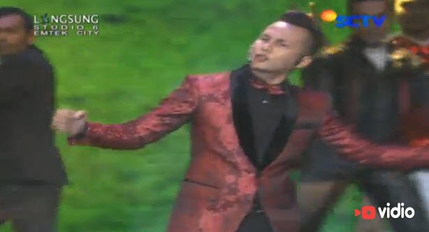 SCTV's tweet photo. Pertunjukan musikal oleh @dhikacungkring ini membuka panggung #SCTVAwards https://t.co/LCzHjF0Z3O