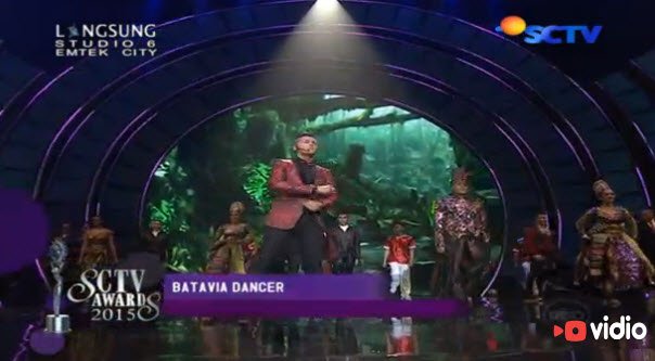 SCTV's tweet photo. Pertunjukan musikal oleh @dhikacungkring ini membuka panggung #SCTVAwards https://t.co/LCzHjF0Z3O