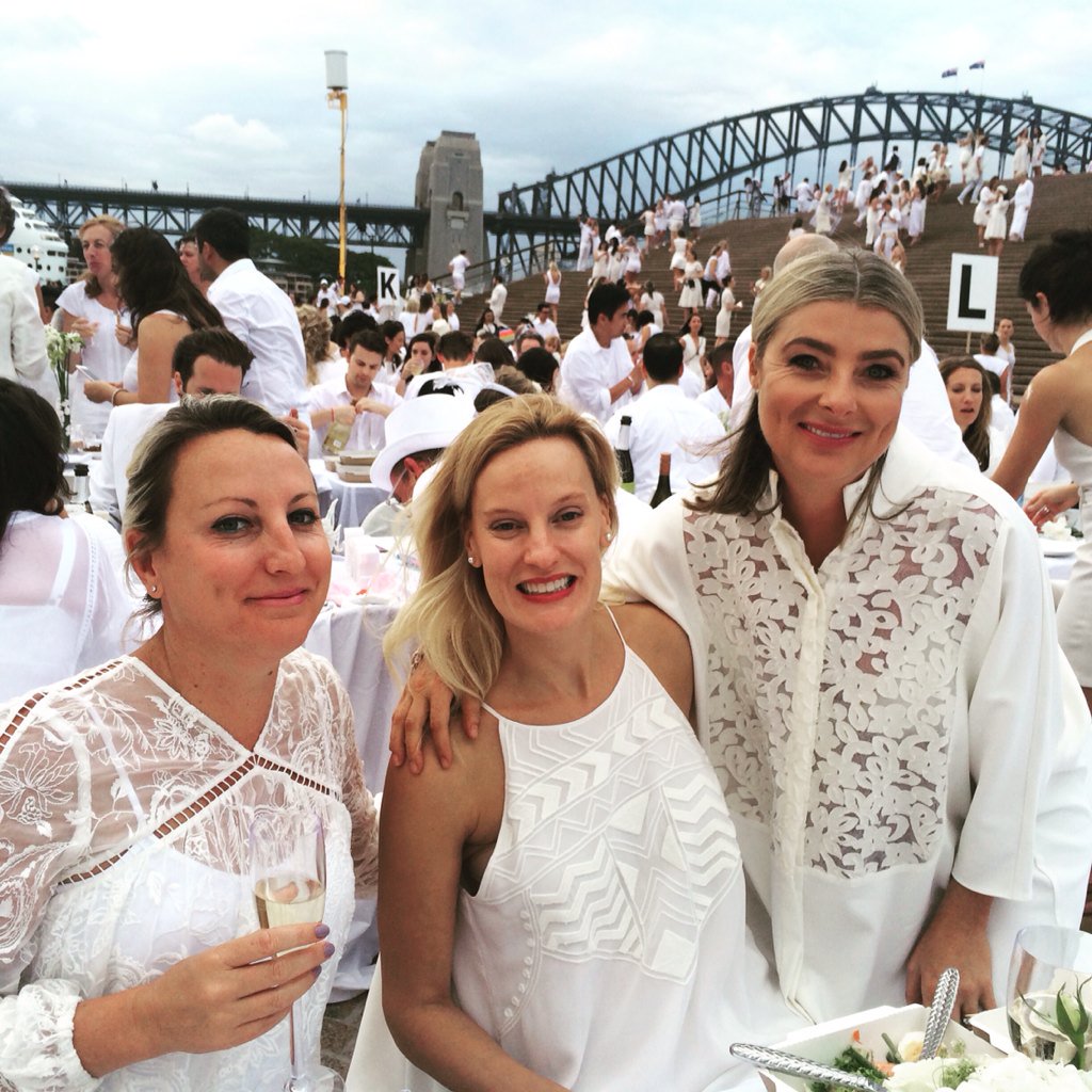 Kate, Marnie &amp; 1. #debsydney2015 #sydneyoperahouse #blanc #dinerenblancsydney2015