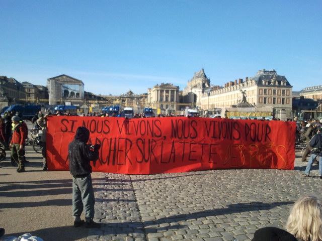 Politis_fr's tweet photo. «Cap sur la #Cop21» arrive dvt le château de Versailles ds une ambiance festive #MSLC21
https://t.co/nBS5sINUvA https://t.co/DFqtM7hhWu