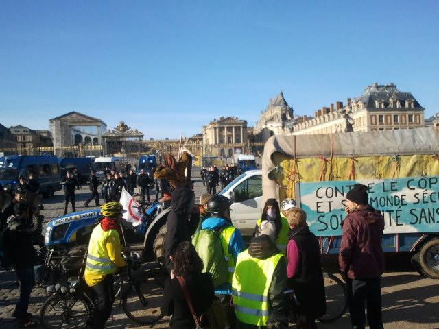 Politis_fr's tweet photo. «Cap sur la #Cop21» arrive dvt le château de Versailles ds une ambiance festive #MSLC21
https://t.co/nBS5sINUvA https://t.co/DFqtM7hhWu