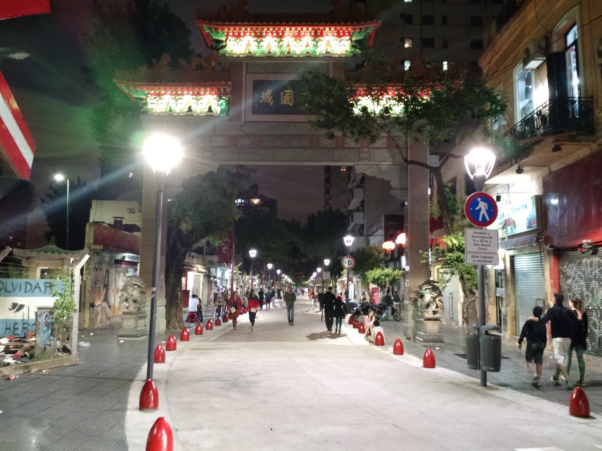 BarrioChino's tweet photo. Barrio Chino de noche con el Arco Iluminado https://t.co/HGacpcVtnE