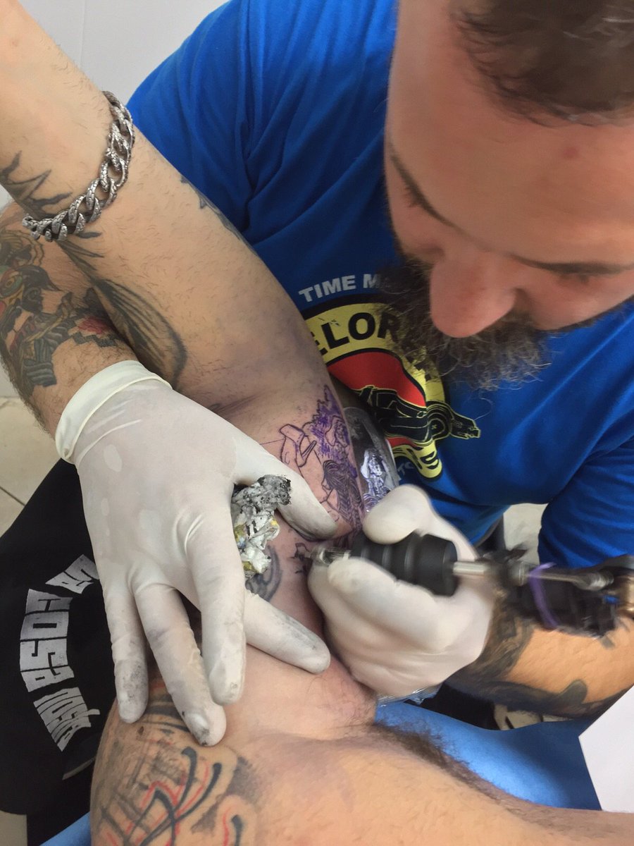 Haciendome otro Tatoo blasfemo con mis buenos amigos de La Cosa Nostra. Aquí con Julio. ¡ALAMBRADO SEA DIOS!