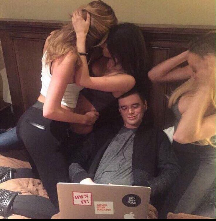FindingFellaini's tweet photo. When you're about to have the time of your life but your tweet starts to bang https://t.co/04wT82kVmG