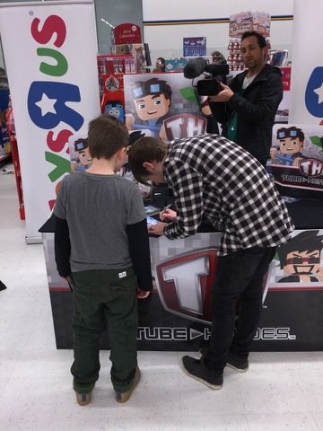 bulletzapper34's tweet photo. Today i had the pleasure of meeting @DiamondMinecart https://t.co/YSMhl1EXRR