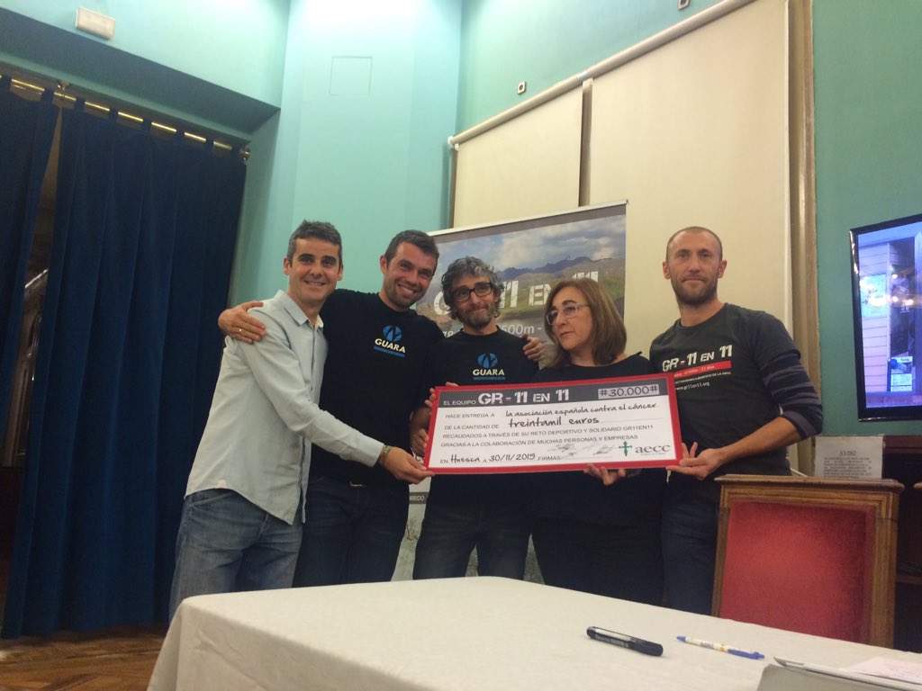 Emotivo acto de entrega del cheque a @aecc_es con lo recaudado a lo largo del proyecto #GR11en11 Gracias a todos!
