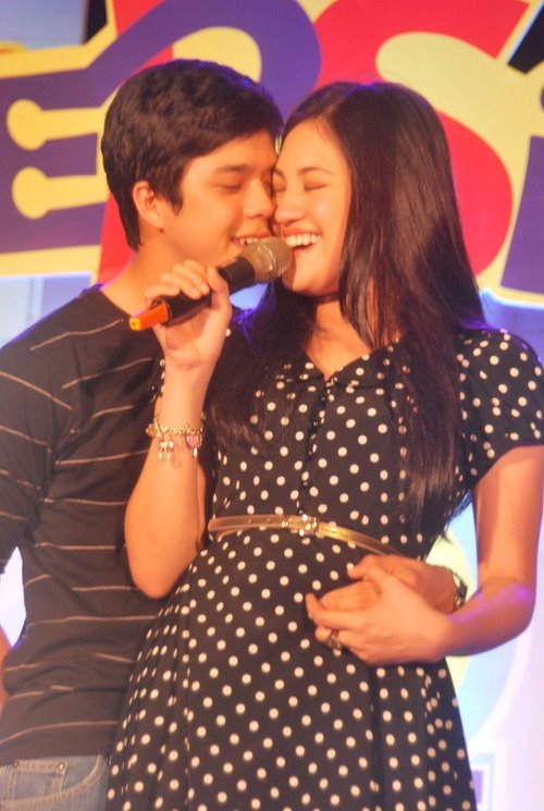 JE_Phobia's tweet photo. HELLO!!!! HAHAHAHAHA #JuliElmoThrowback #JuliElmo https://t.co/CLLFs44tqd