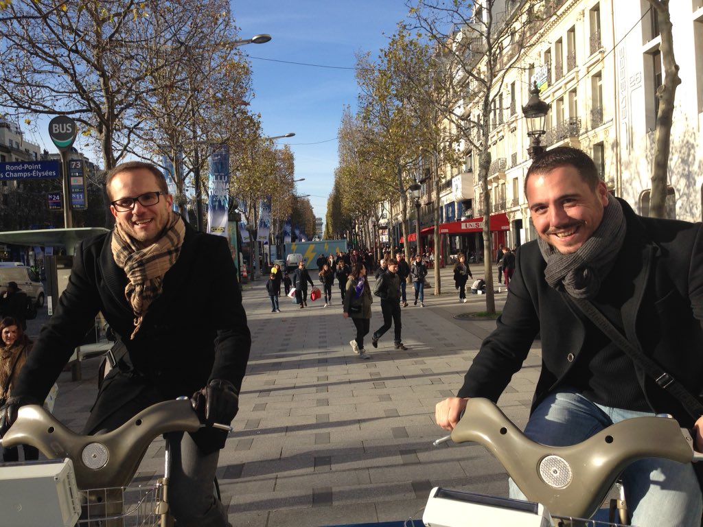 Sur les Champs Elysées ça pédale ça pédale!!! #COP21Paris