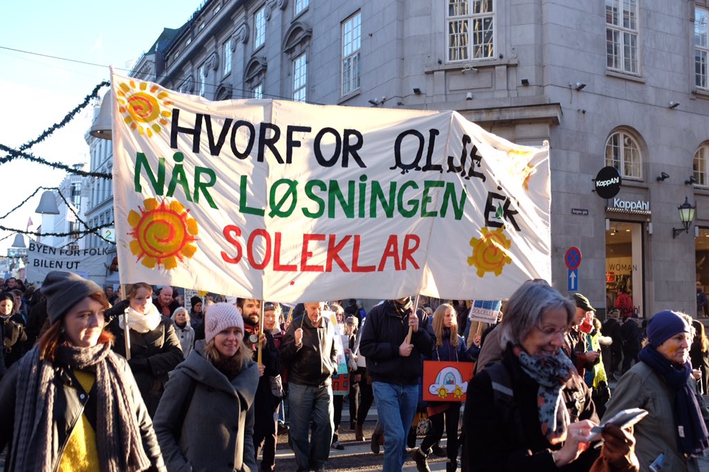 humlerata's tweet photo. #ClimateMarch in Oslo @Naturvern #cop21nor https://t.co/RMADg27Da1