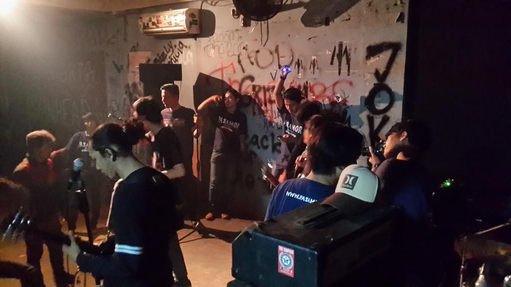 On stage <a href="/DyingPhysical/">Dying Physical</a> band metalcore asal jakarta #launching1stalbumTomKillJerry