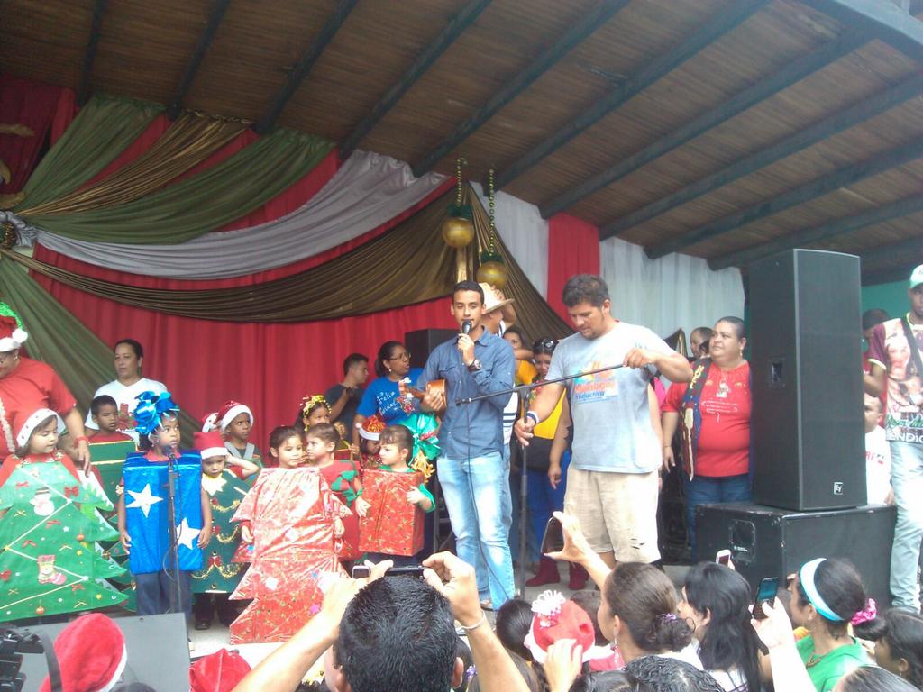 SistemStBarbara's tweet photo. Más de nuestro inicio de la navidad llenos de emociones y alegrías.  Que vivan niños de nuestro país.  @elsistema https://t.co/1hyT9s3r3V